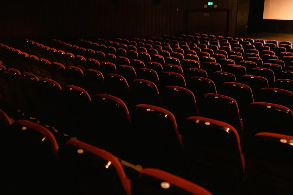 Filas de butacas en una sala de cine