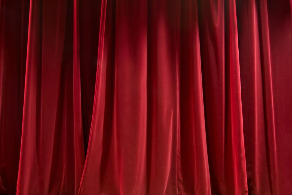 Detalle de un telón rojo de teatro