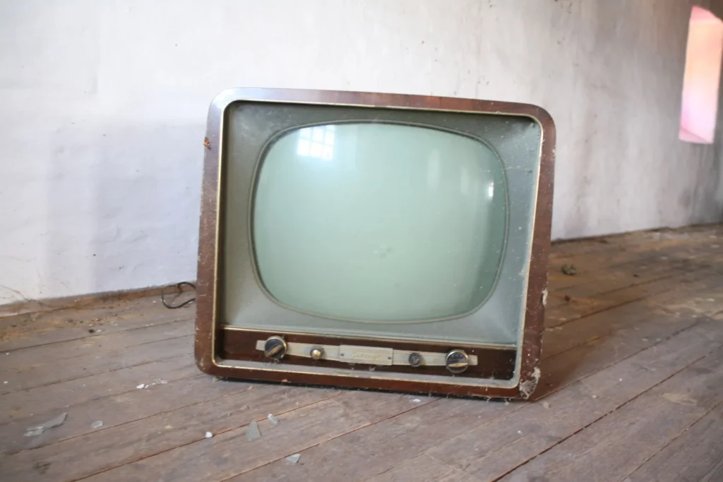 Televisor antiguo con pantalla de tubo