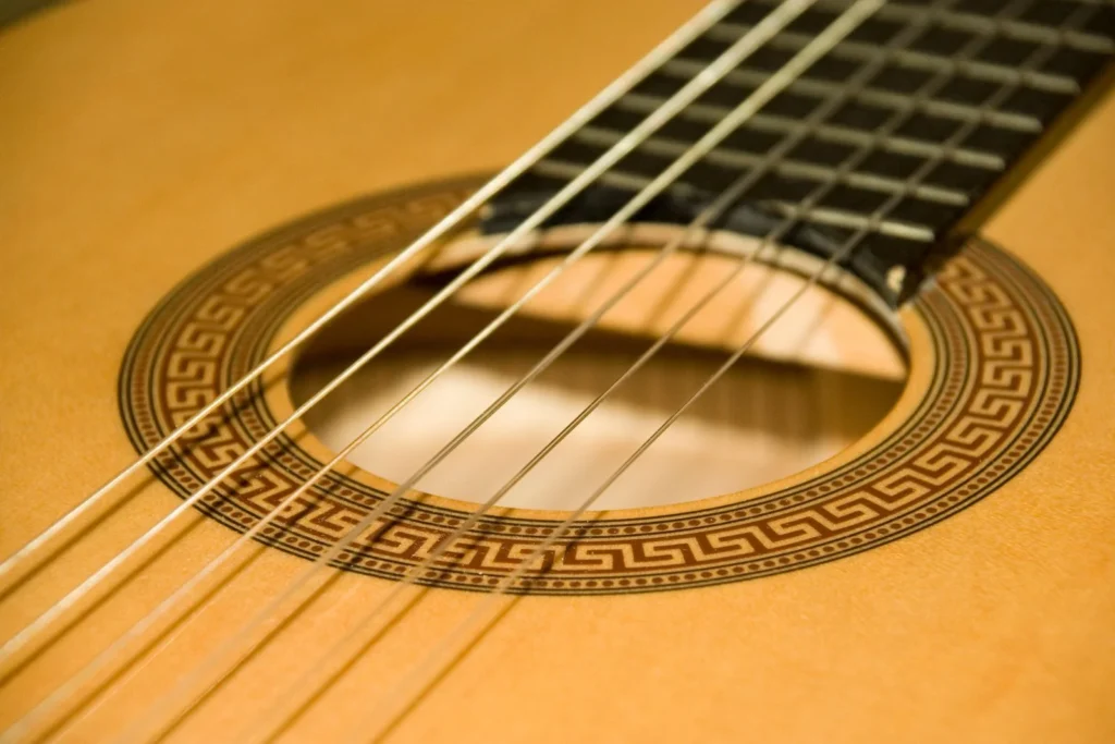 Detalle de las cuerdas y la boca de una guitarra