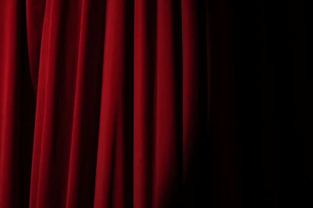 Pliegues de un telón teatral rojo