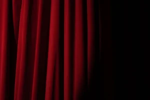 Pliegues de un telón teatral rojo