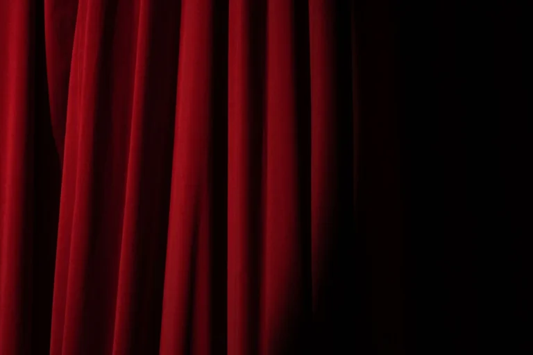 Pliegues de un telón teatral rojo