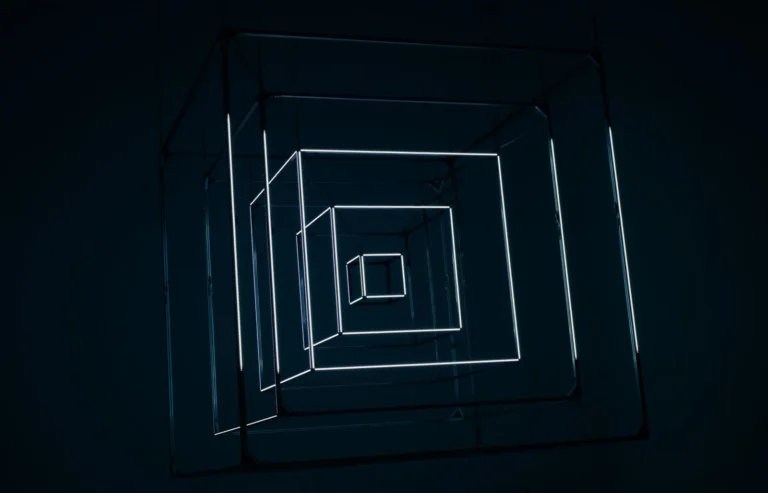 Composición geométrica de líneas luminosas en un espacio oscuro