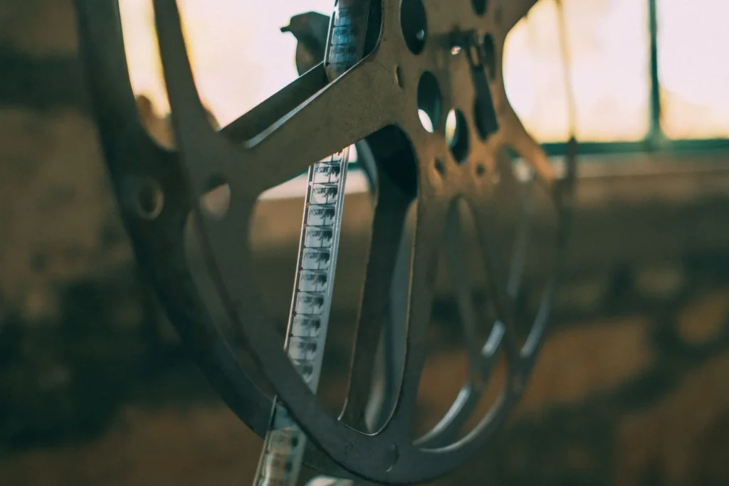 Detalle de una bobina de película y un proyector