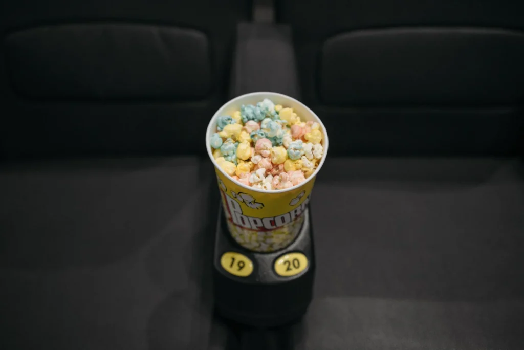 Palomitas entre las butacas de una sala de cine