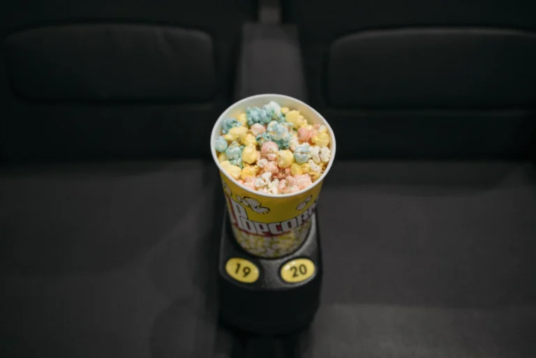 Palomitas entre las butacas de una sala de cine