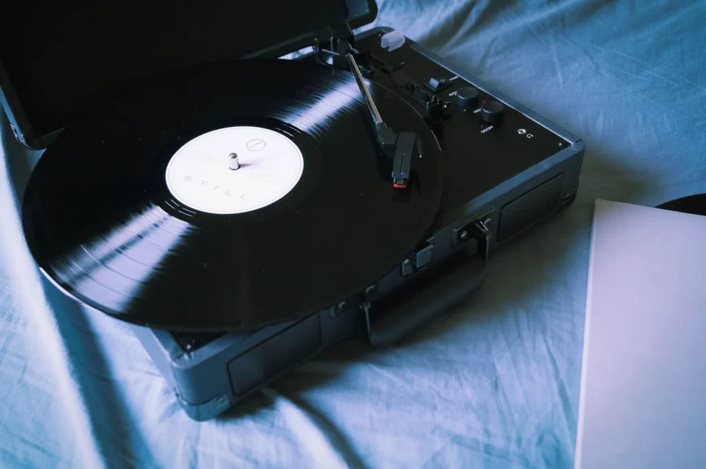 Un tocadiscos y un disco de vinilo