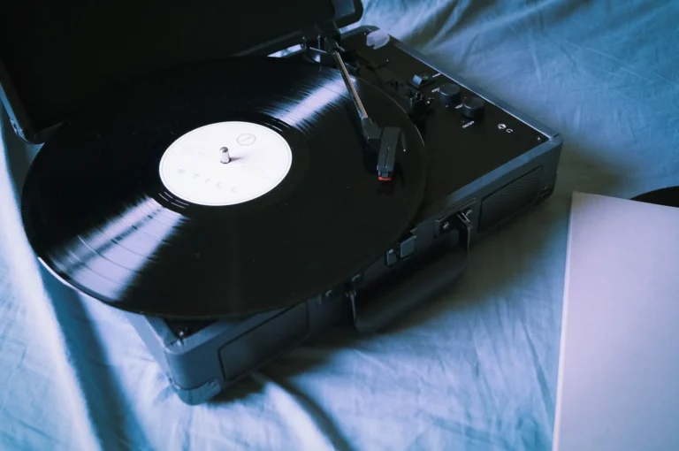Un tocadiscos y un disco de vinilo